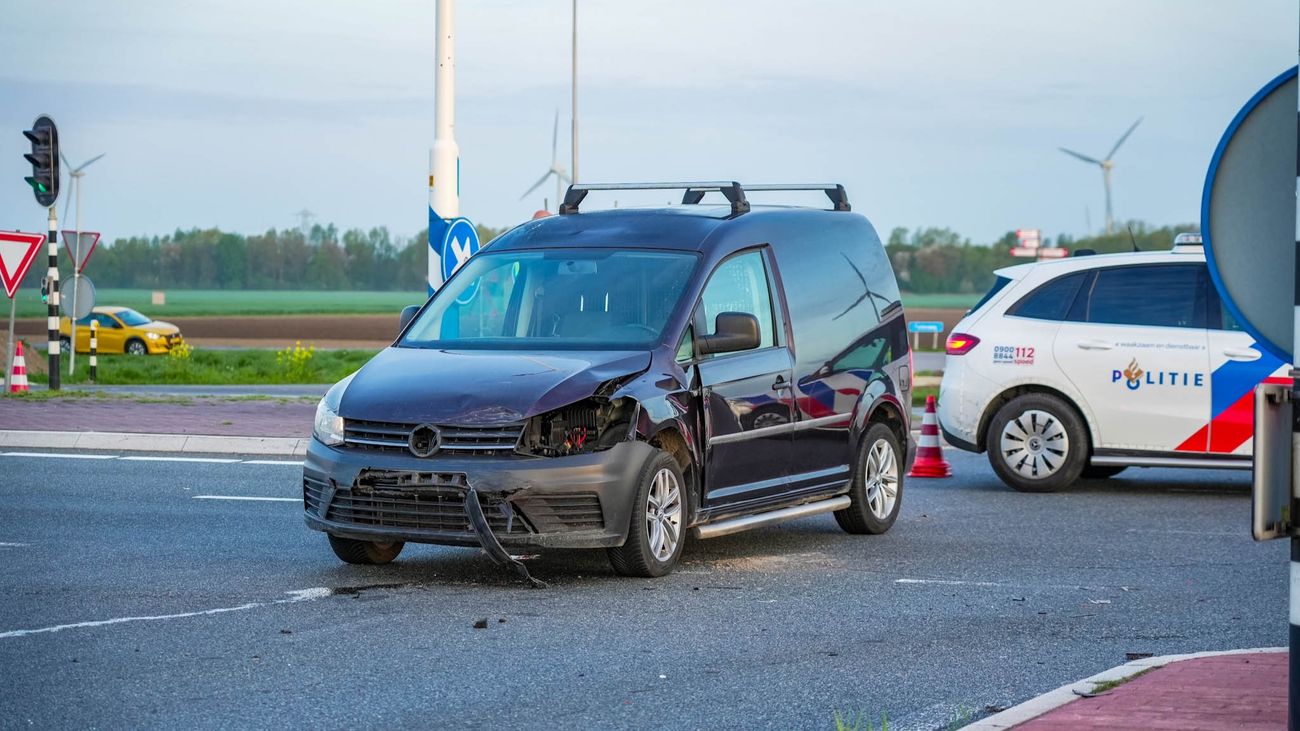 Nieuws - Auto en busje zwaar beschadigd na botsing in Zeewolde, later tweede aanrijding