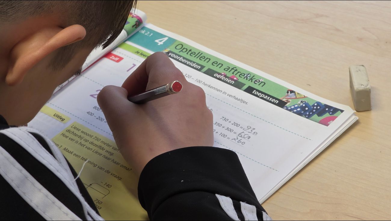 Nieuws - Poffertjesfeest bij nieuwe Taalschool: 'Ruik maar hoe lekker!'