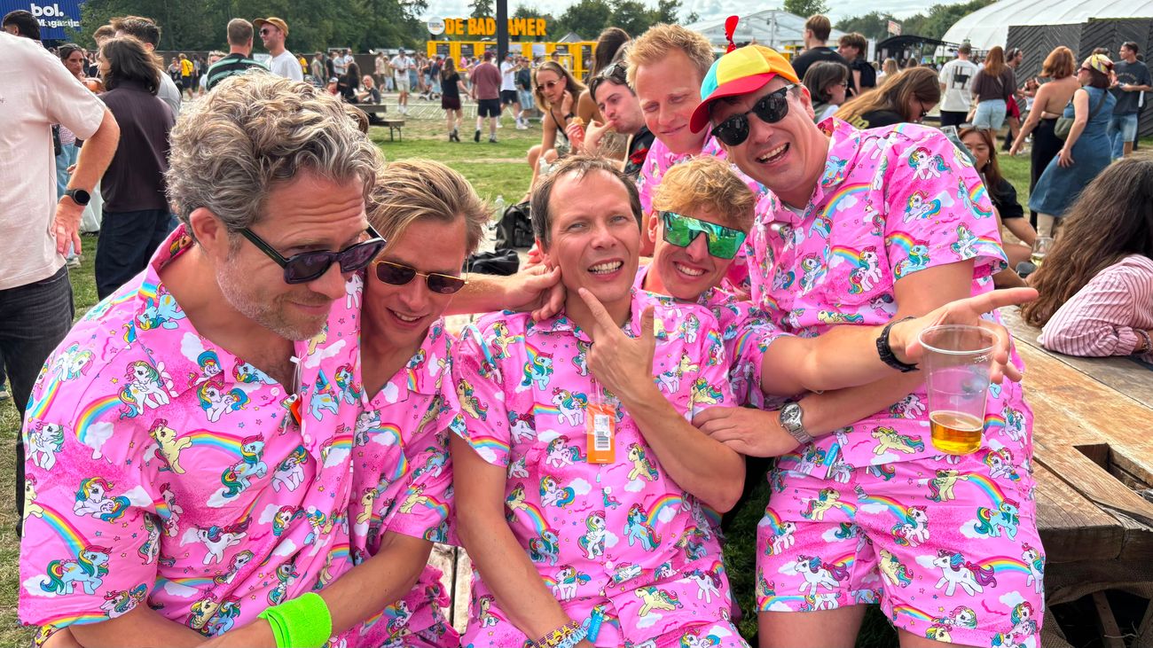 Gemist - My Little Pony op Lowlands: vriendengroep uit Dronten pakt ieder jaar uit