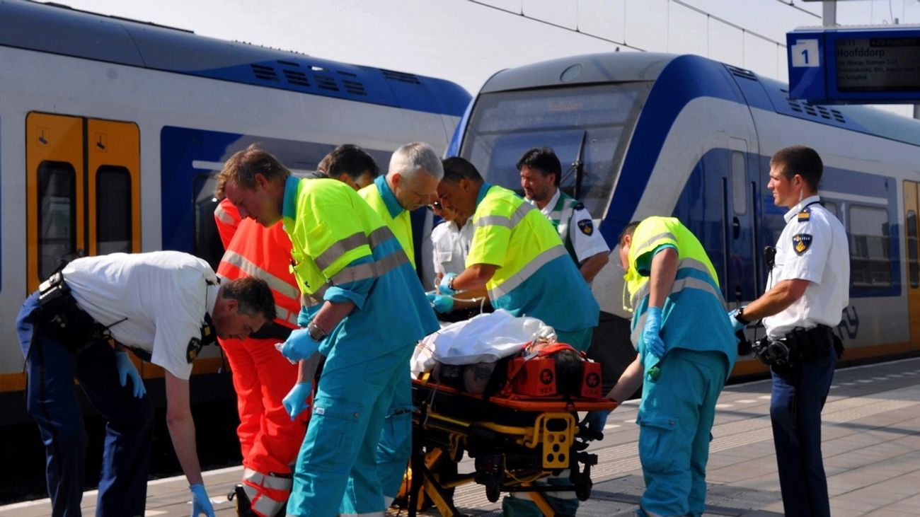 Nieuws - Man gewond op treinstation Almere-Poort