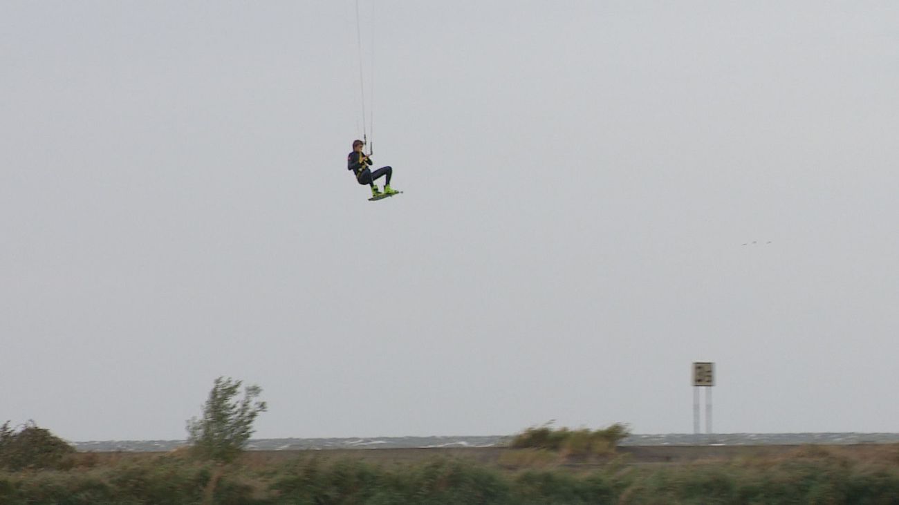 Nieuws - Kitesurfers willen vaart in discussie over eigen plek