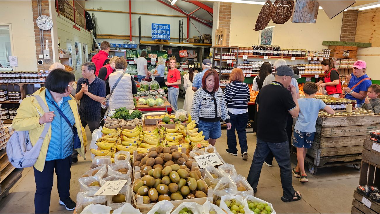 Nieuws - Toeristen vanuit de hele wereld komen naar de boerderijwinkel in Kraggenburg