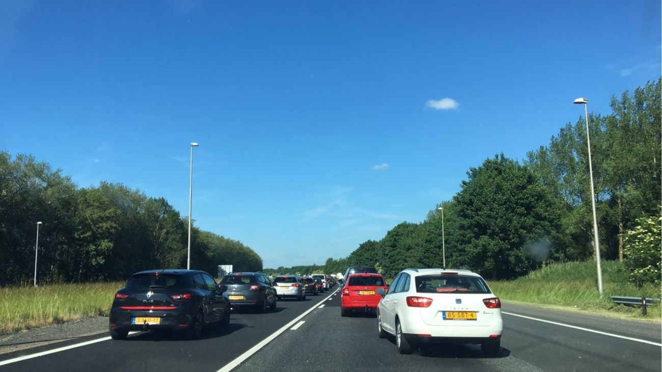 Lange file op A6 tussen Almere Buiten en Lelystad na botsing tussen drie auto's