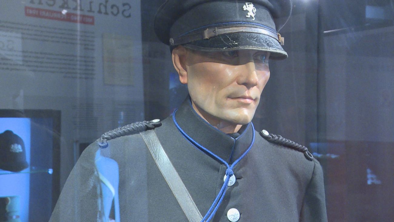 Omroep Flevoland - Gemist - Politie uniformen door de jaren heen