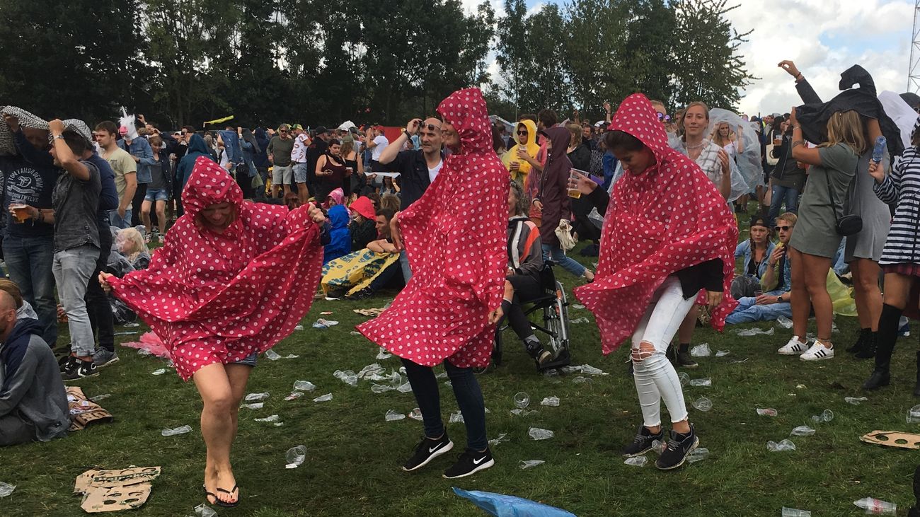 Nieuws - Lowlands is begonnen: gekke outfits, modder en een Flevolands hapje