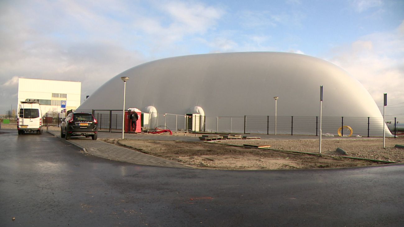Nieuws - Almere houdt opnieuw uitverkoop, dit keer is opblaasbare sporthal te koop