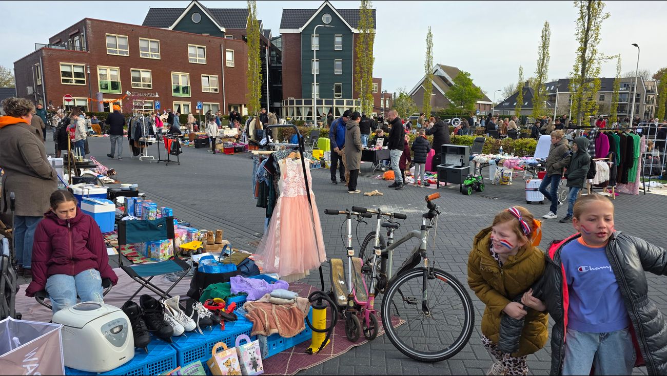Gemist - Drukte op vrijmarkt en volop feest in Emmeloord tijdens Koningsdag