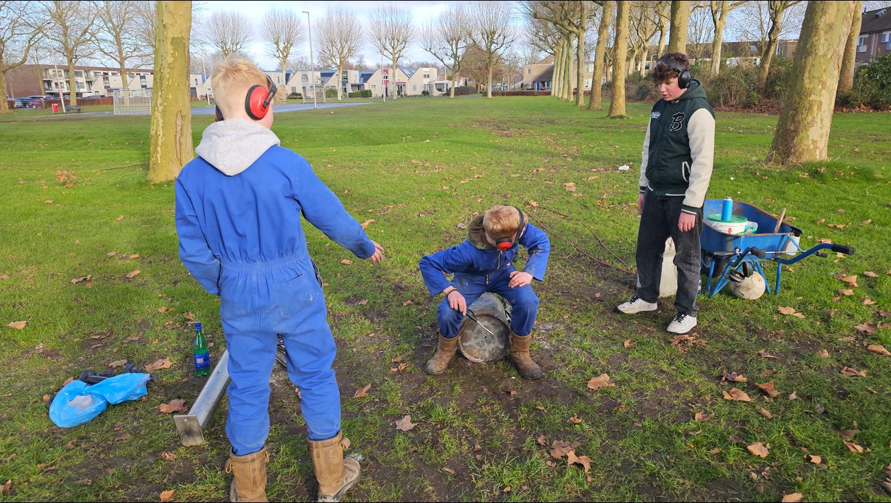 'Je voelt ’m door je hele lijf': carbid knalt door hartje Biddinghuizen