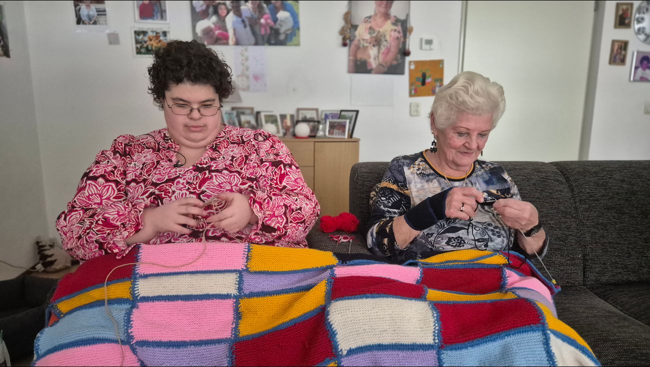 Nieuws - Almeerse Jesaja breit samen met oma voor daklozen