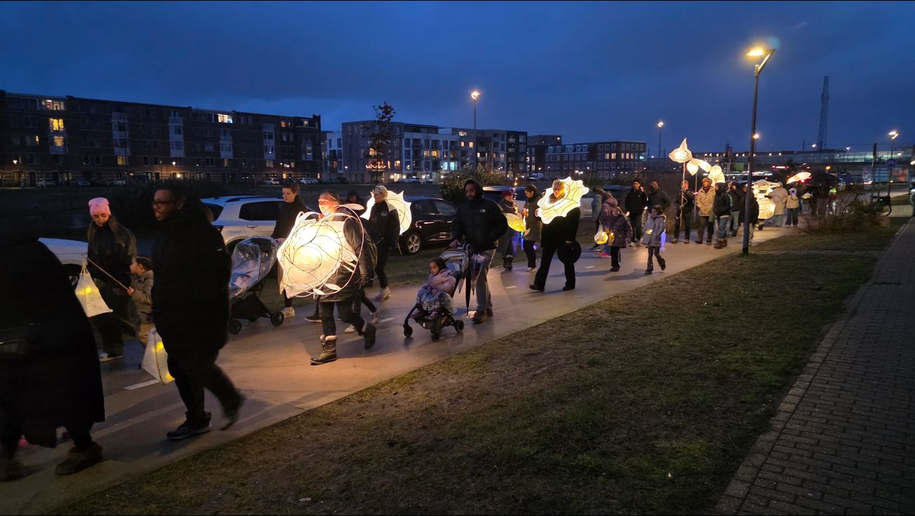 Nieuws - Lichtgevende zeesculpturen in optocht door Almere Poort