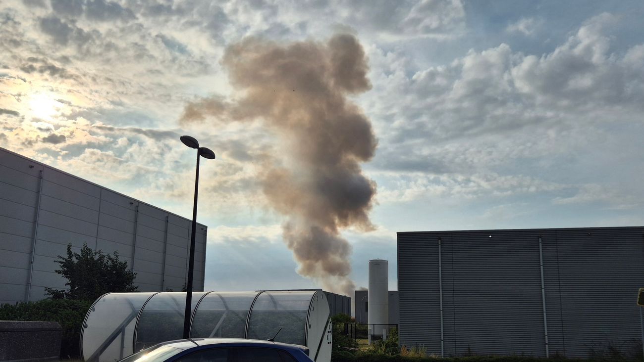 Explosie in opslagcontainer van batterij-inzamelaar, accu's in dompelbak gedaan om ontbranding te vo