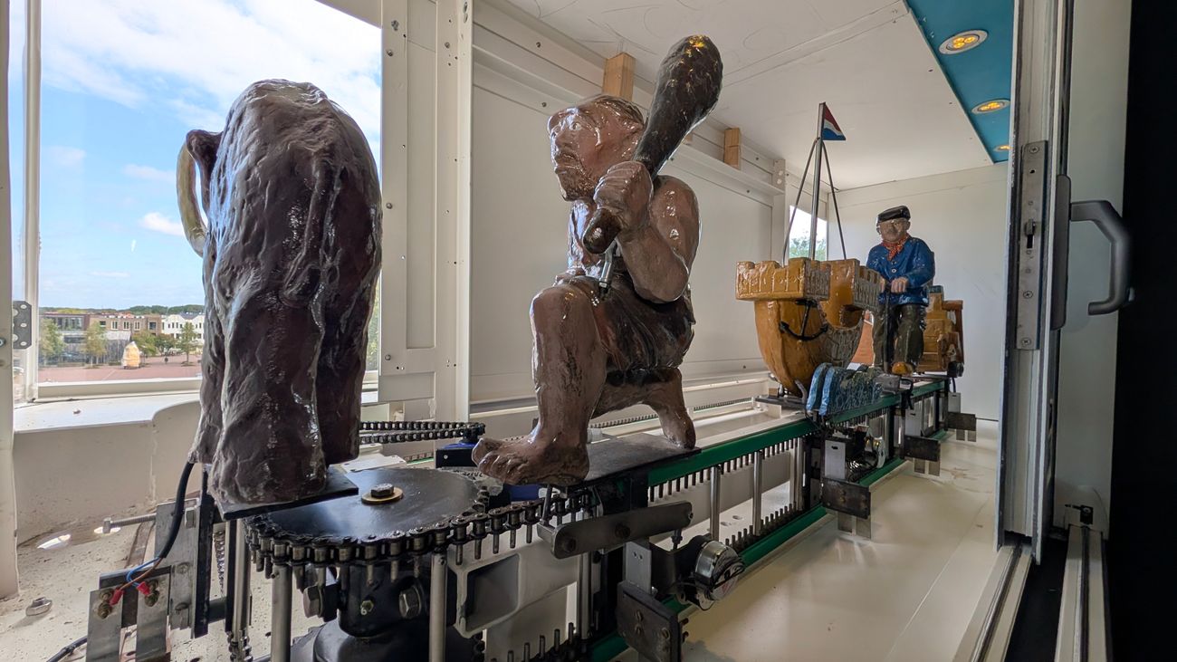 Na jaren stilstand door duivenpoep draait figurenomloop Poldertoren weer