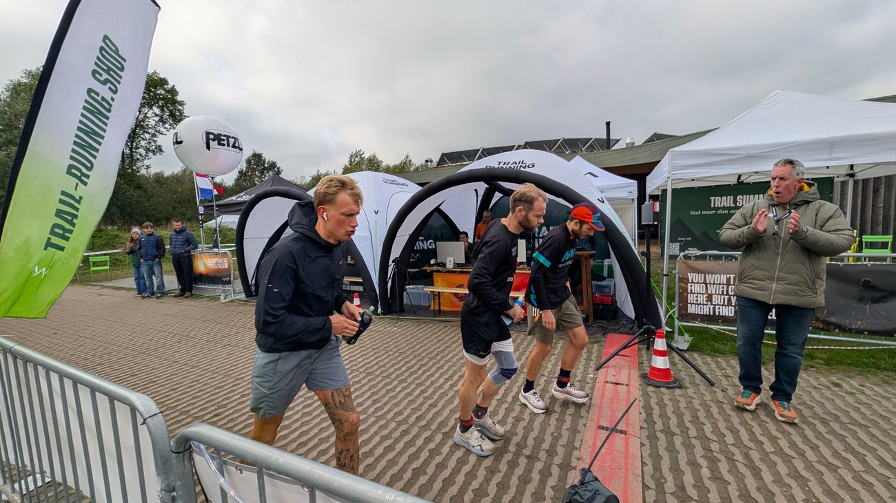 WK Backyard Ultra in Zeewolde: rennen tot je er letterlijk bij neervalt