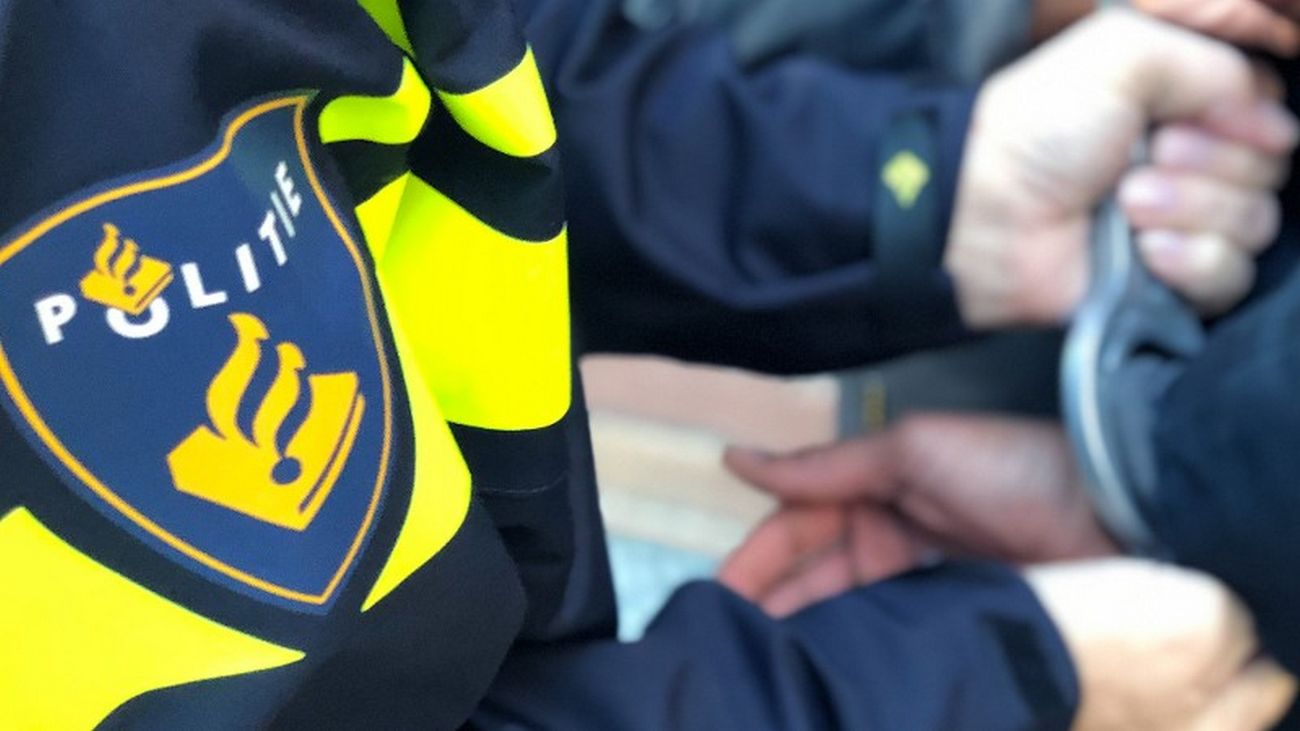 Vechtpartijen bij viering in centrum Almere Stad, verdachte voor mogelijk vuurwapen aangehouden