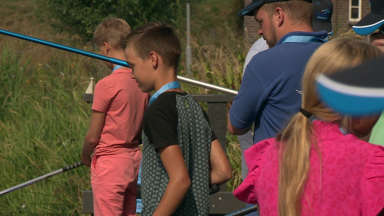 Gemist - Meer dan 75 kinderen leren vissen tijdens Viskaravaan in Marknesse