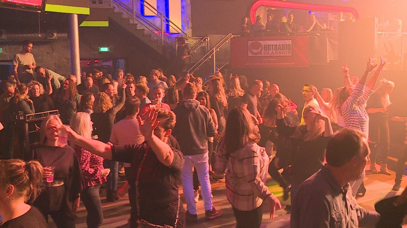 Nieuws - Laatste avond discotheek Chez Marknesse druk bezocht