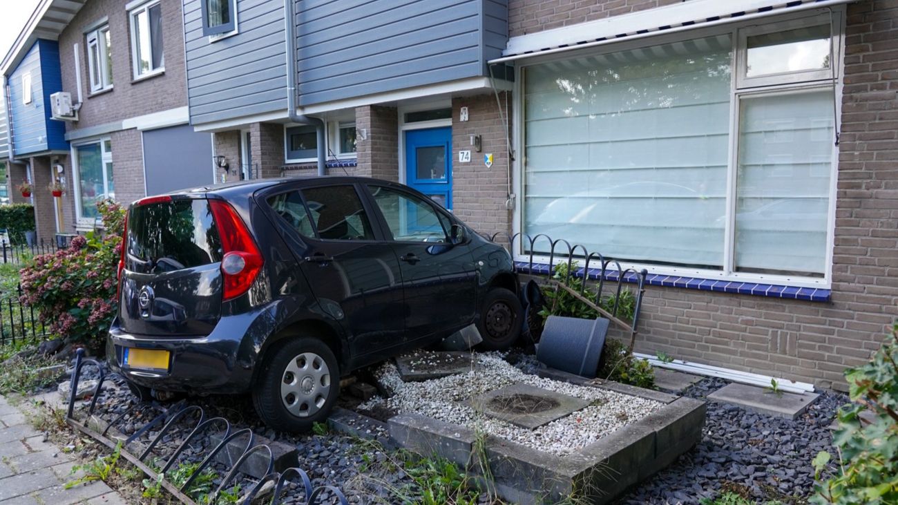 Parkeren gaat mis: automobilist eindigt in voortuin tegen gevel woning