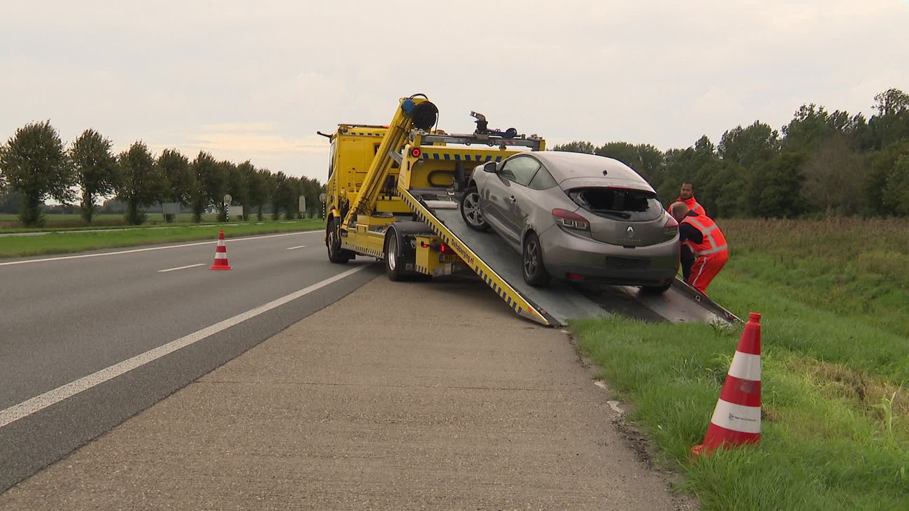 Spookauto in berm van Larserweg na weken weggesleept