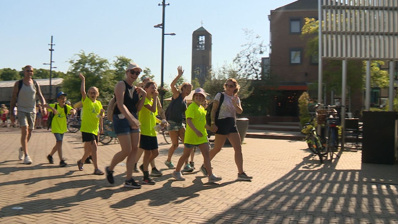 Gemist - Honderden mensen klaar voor Avondvierdaagse Emmeloord