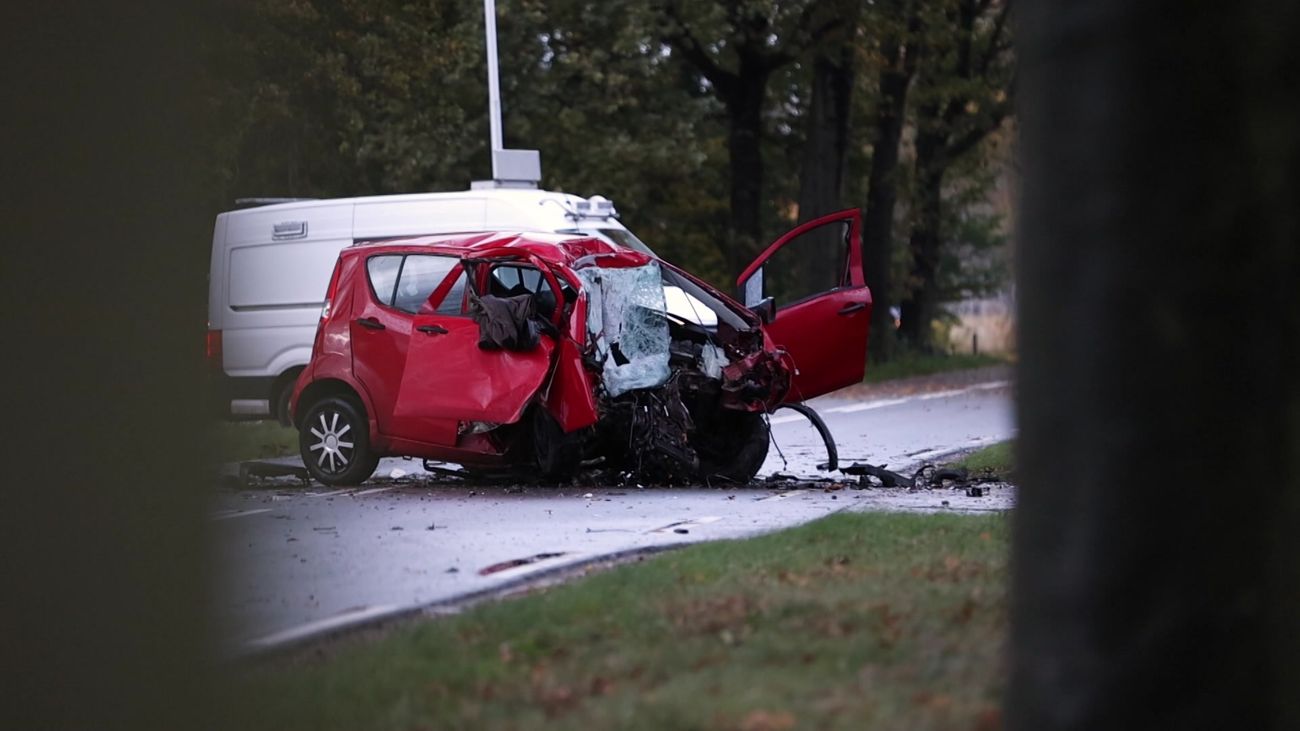 Nieuws - Automobilist (26) overleden na botsing tegen boom bij Marknesse