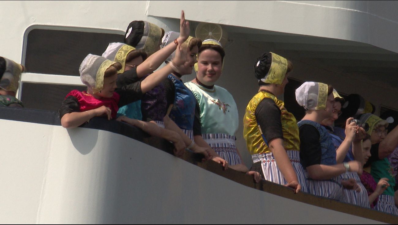 Nieuws - Urker jeugd draagt steeds meer traditionele klederdracht: 'Ze steken elkaar aan'