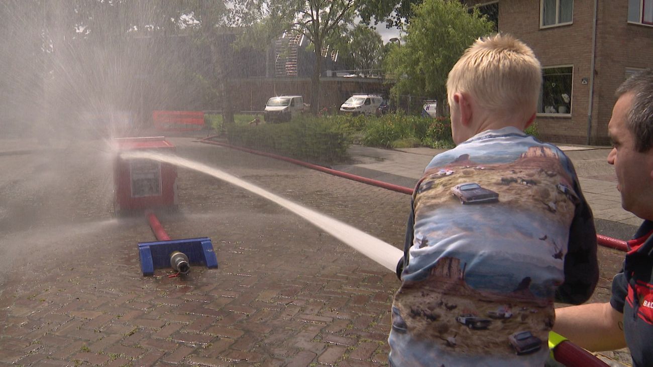 Nieuws - Brandweerspuiten, poppendokters en hobby-horses tijdens buitenspeeldag in Marknesse