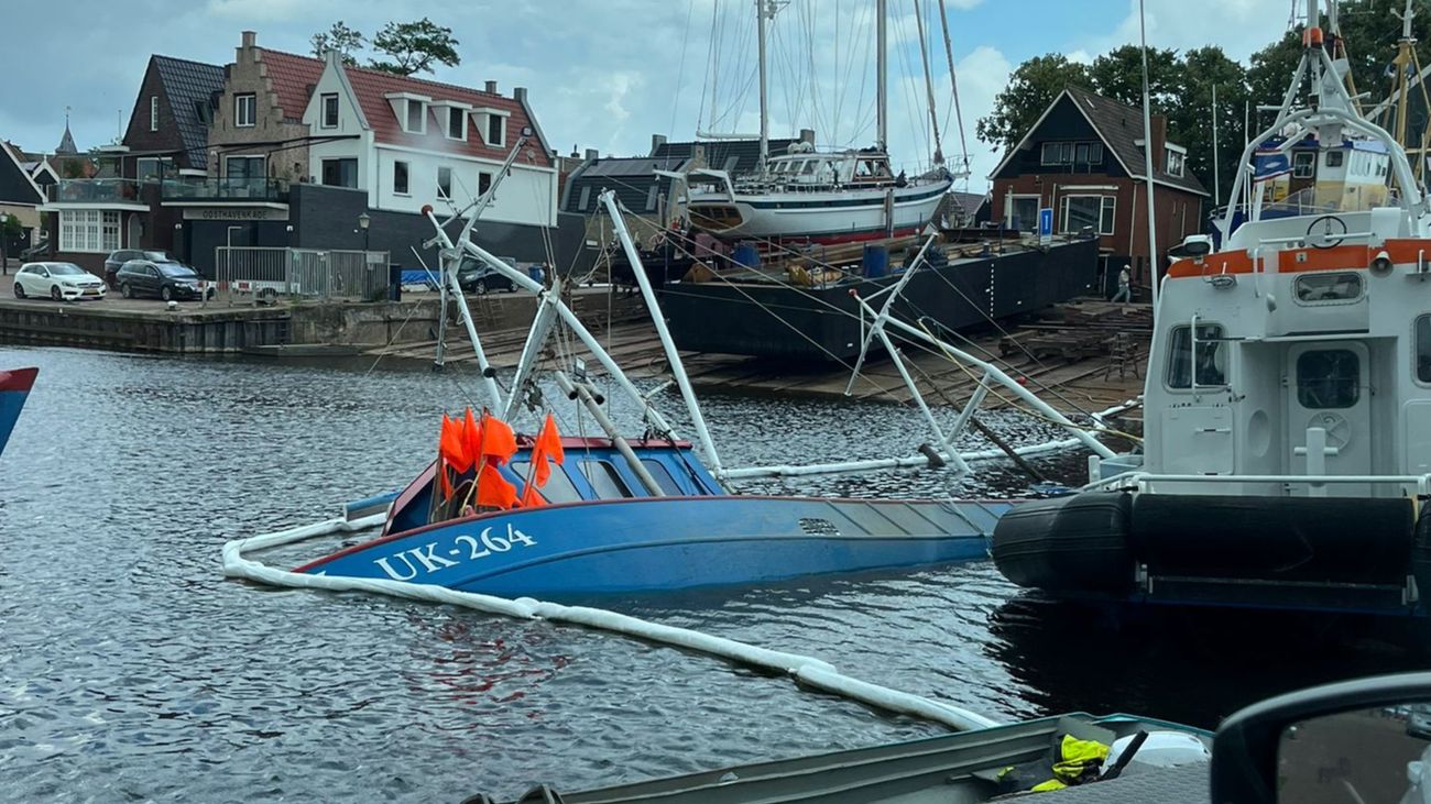 Kotter gekapseisd en gezonken in Urker haven