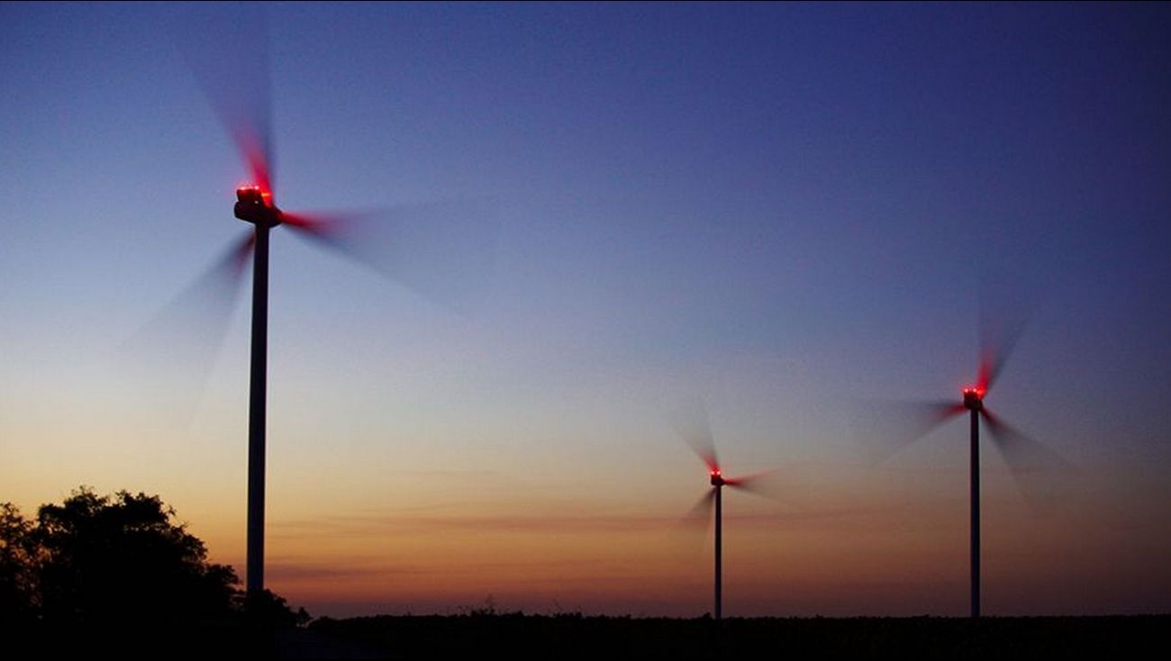 Nieuws - De 'discoverlichting' van Windpark Noordoostpolder brandt nog steeds