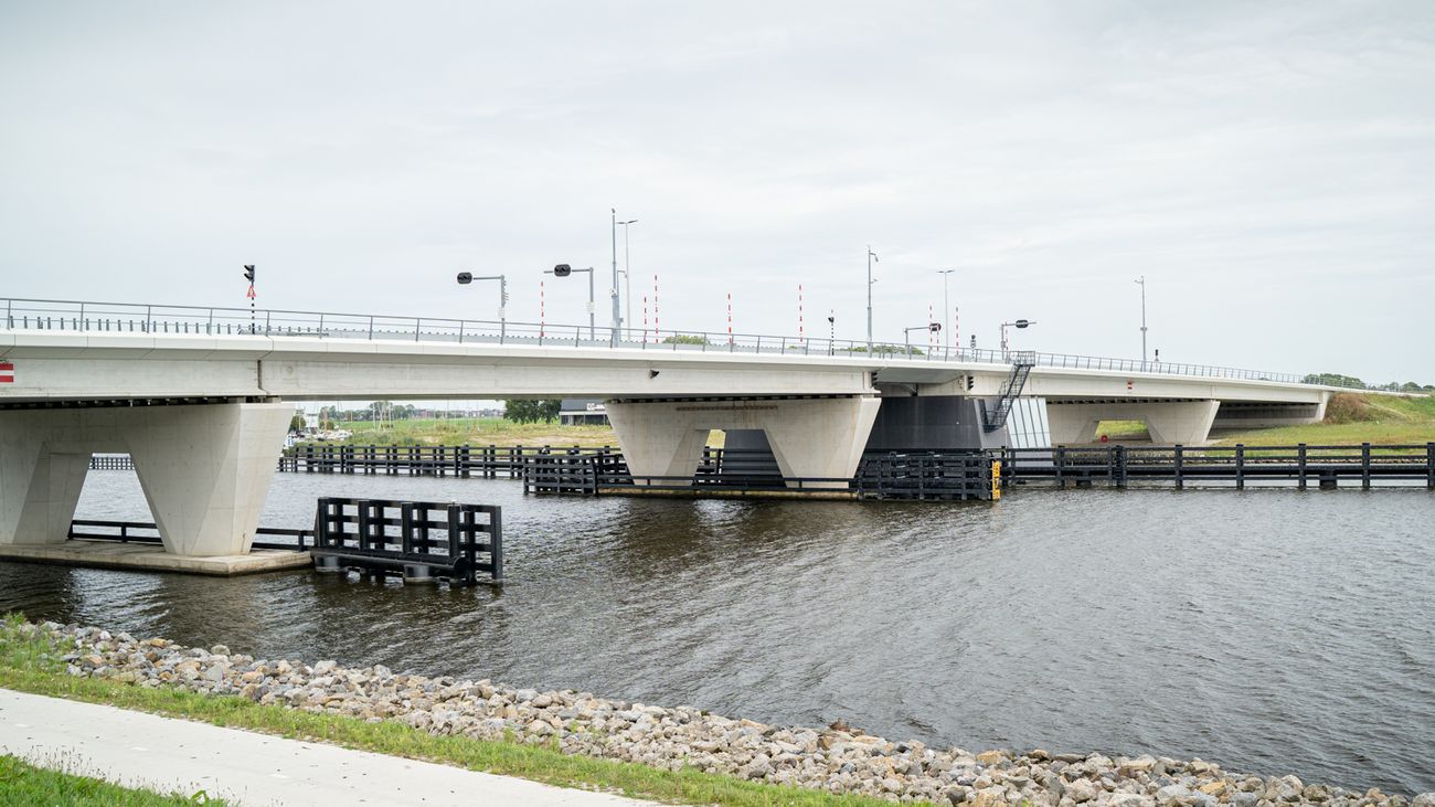 Nieuws - Asfalt van Roggebotbrug na drie jaar al beschadigd en aan vervanging toe