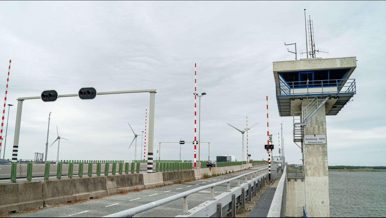 Nieuws - Ketelbrug weer open voor verkeer richting Lelystad, wegdek A6 gerepareerd