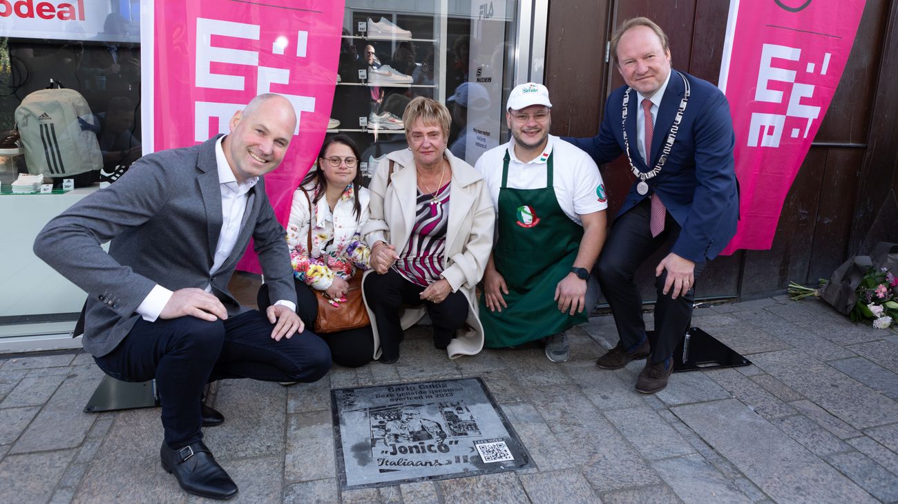Nieuws - Overleden ijscoman vereeuwigd op tegel voor Almeerse Walk of Fame