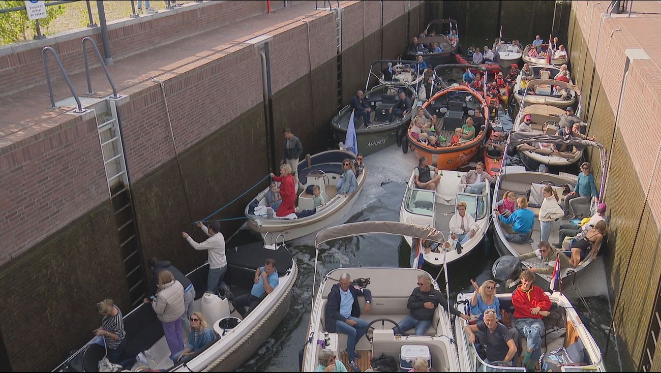 Gemist - Sluiswachter geeft tips aan watersporters