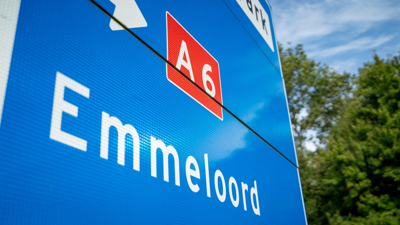 Nieuws - Verkeerslicht bij afrit A6 moet einde maken aan opstoppingen op afrit Emmeloord-West