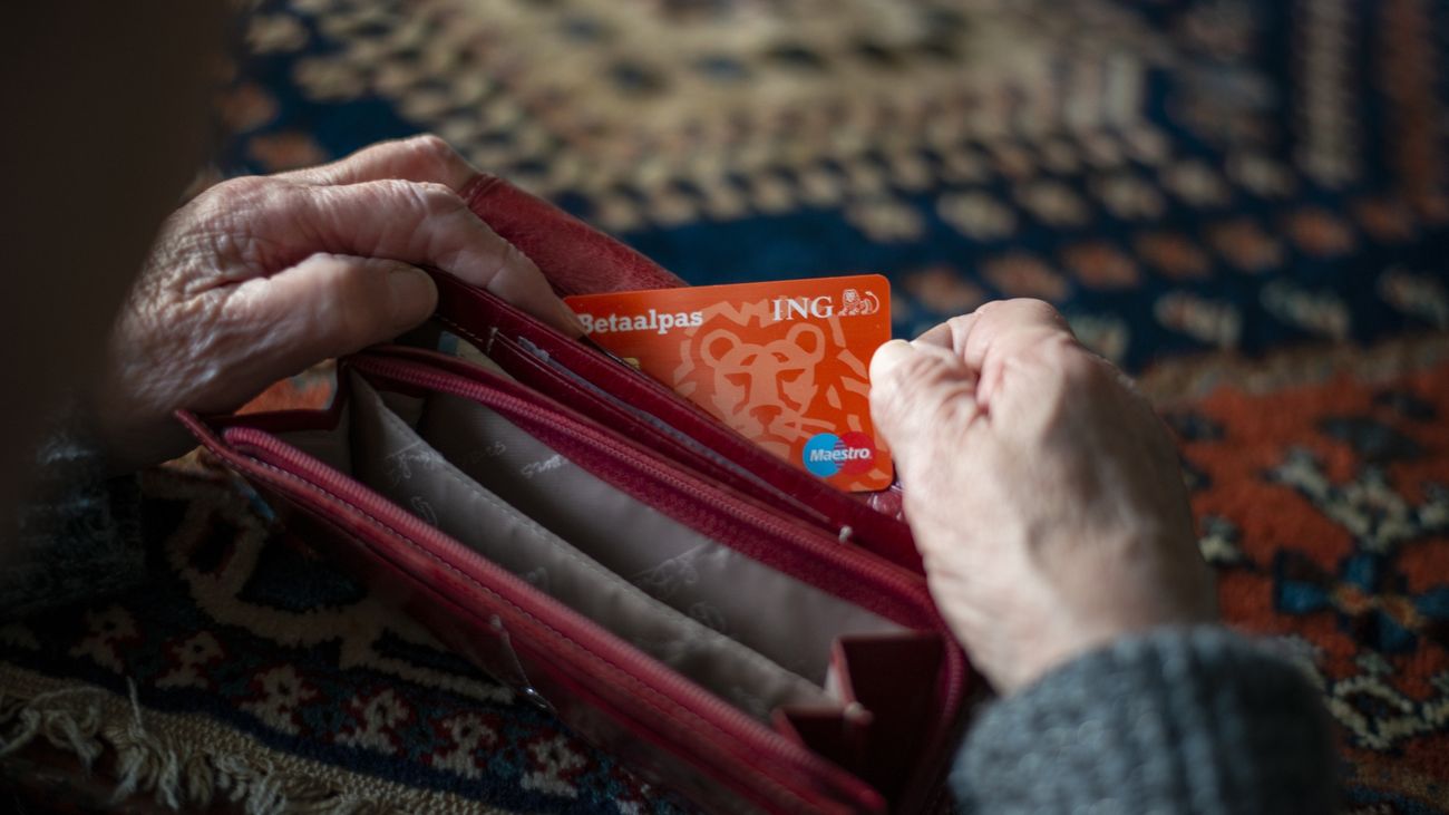 Nieuws - Nep-agenten beroven bejaarde vrouw van sieraden en bankpas