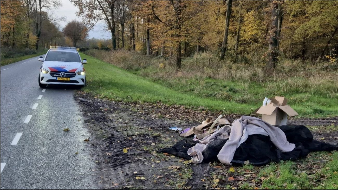 Man dumpt doos van nieuwe kinderwagen langs de weg, wijkagent spoort hem makkelijk op