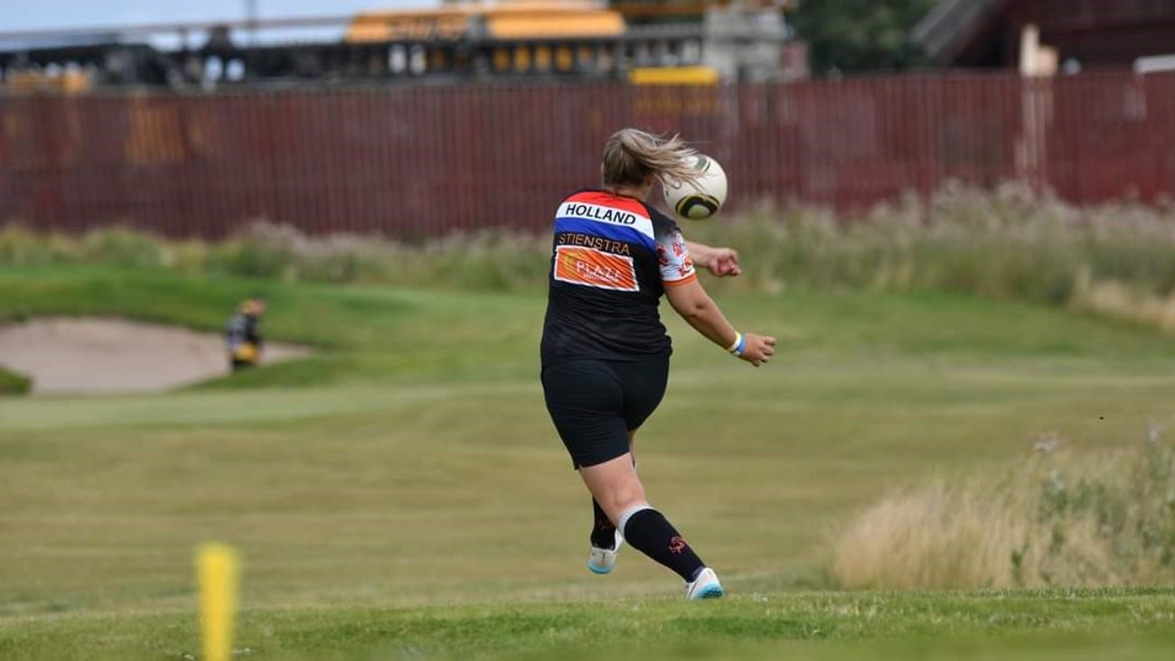 Nieuws - Daphne uit Swifterbant doet aan footgolfen en is daar enorm succesvol in