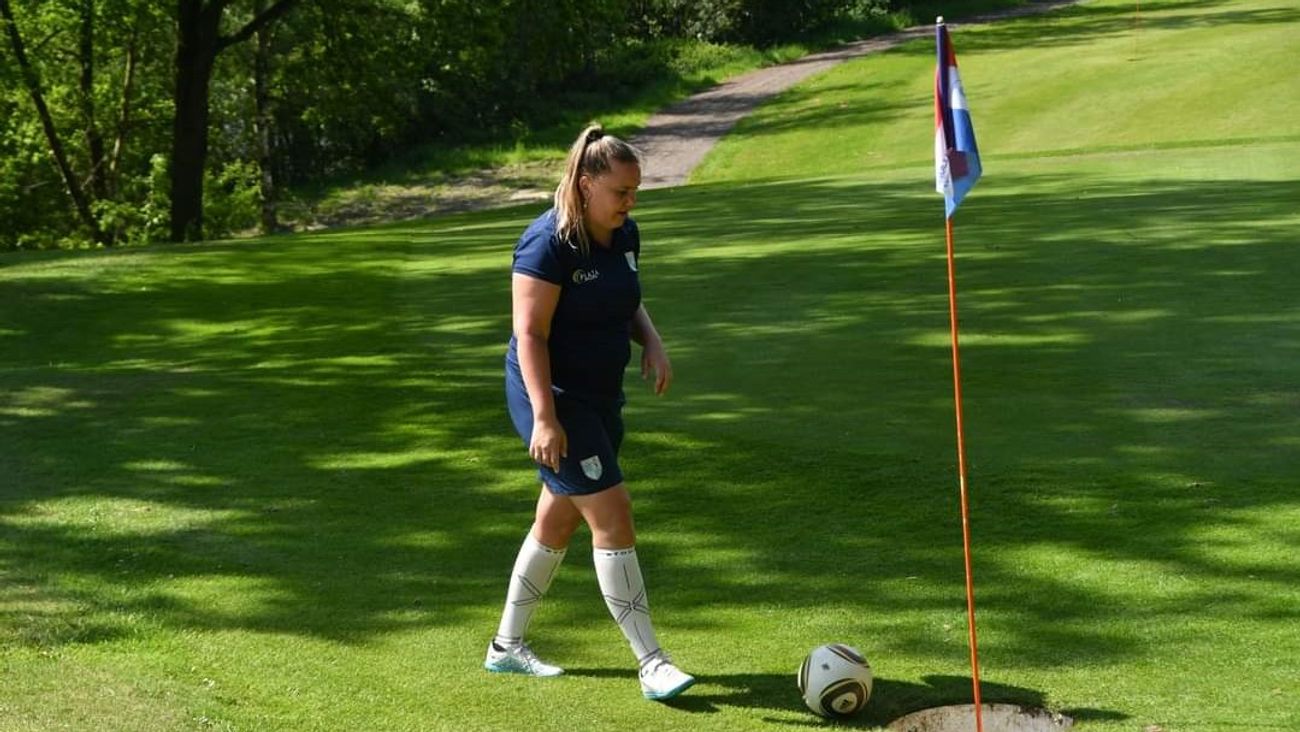 Gemist - Daphne uit Swifterbant doet aan een bijzondere sport, namelijk footgolf