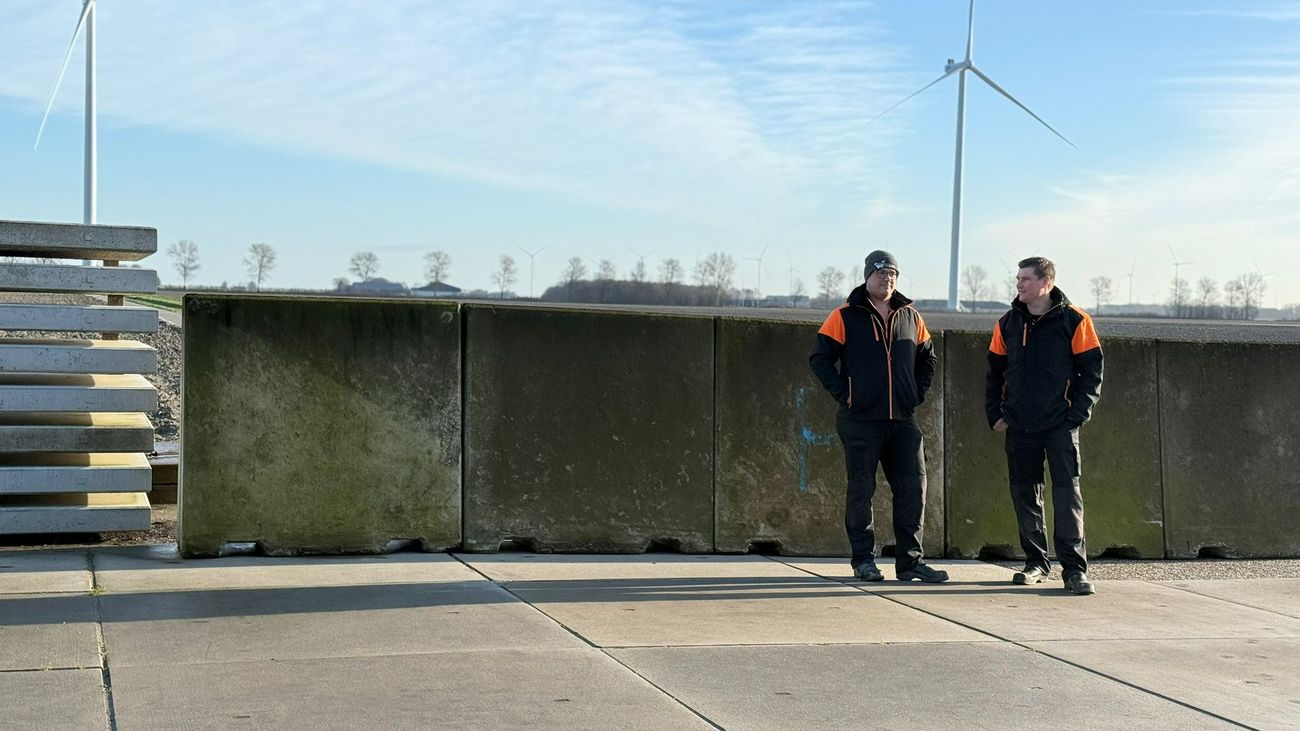 Nieuws - Boeren blokkeren toegangsweg met betonblokken na diefstal van dure machines