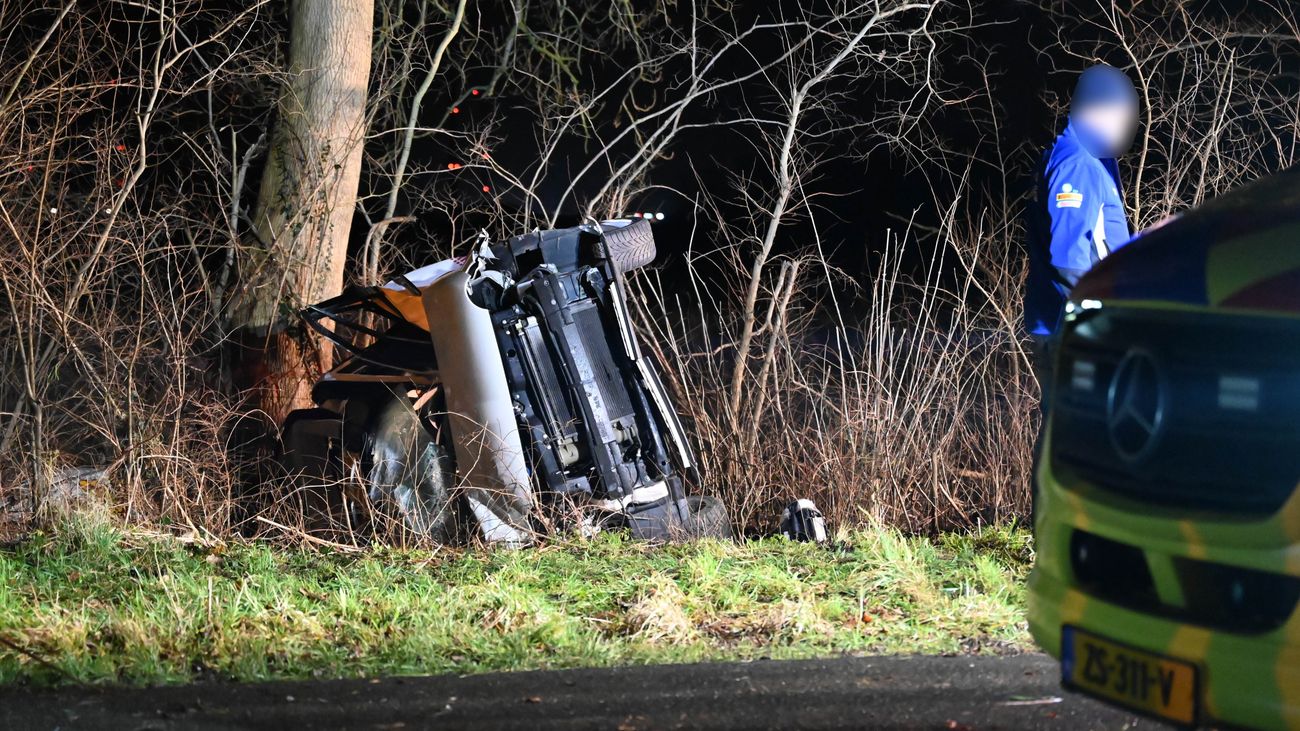 Nieuws - Auto volledig in puin bij eenzijdig ongeluk Swifterbant