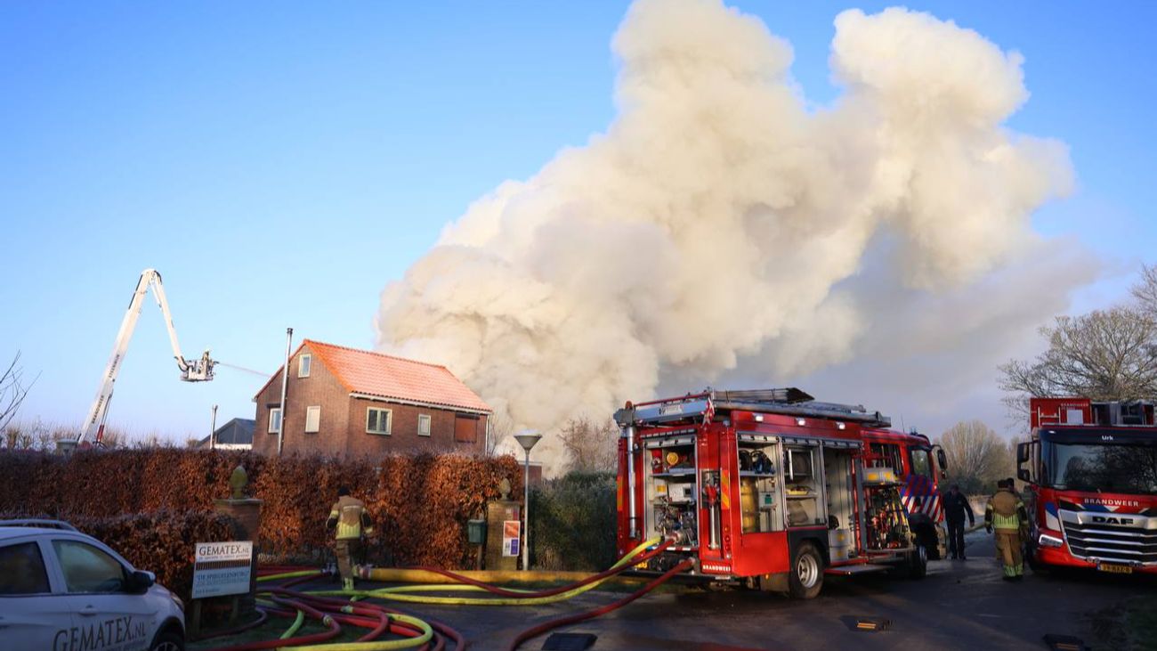 Nieuws - Dak van boerderijschuur stort in tijdens felle brand, veel rookontwikkeling