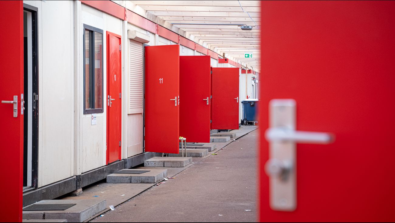 Nieuws - Eerste bewoners van noodopvang Biddinghuizen aangekomen