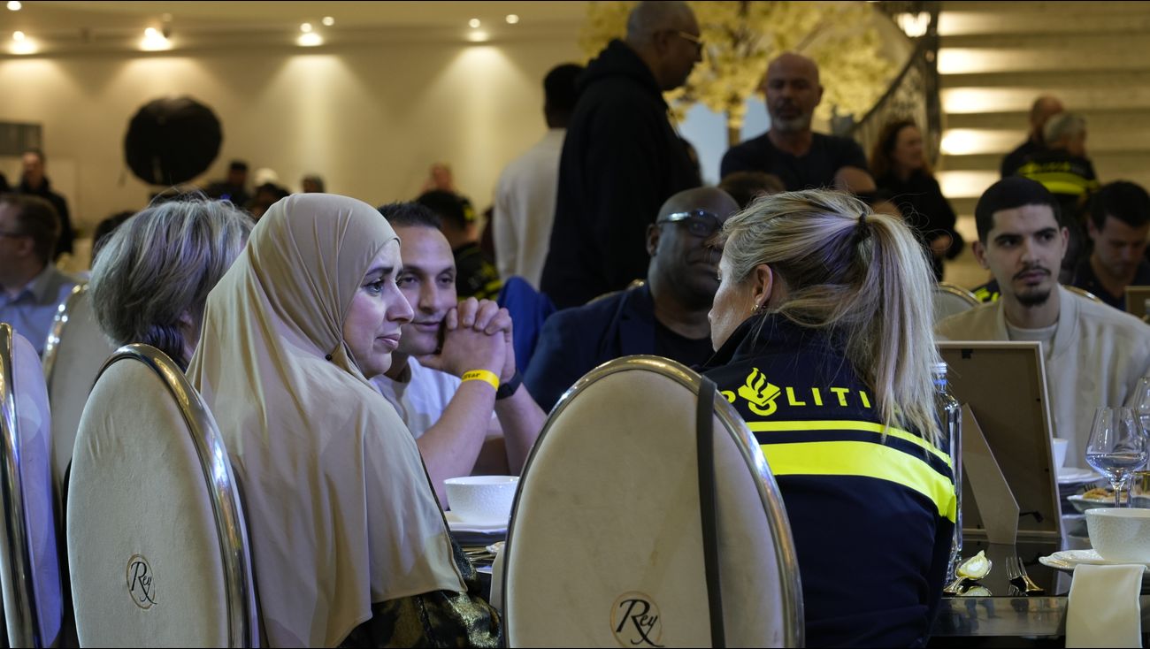 Nieuws - Bijzondere iftar in Almere: politie organiseert voor het eerst islamitisch avondmaal