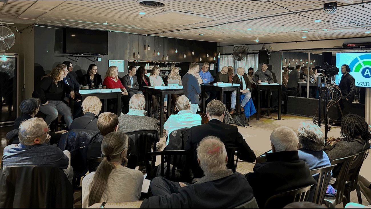 Nieuws - Muziekwijkers spreken Almeerse politici toe: 'Hoe kunnen jullie dit nou doorzetten?'