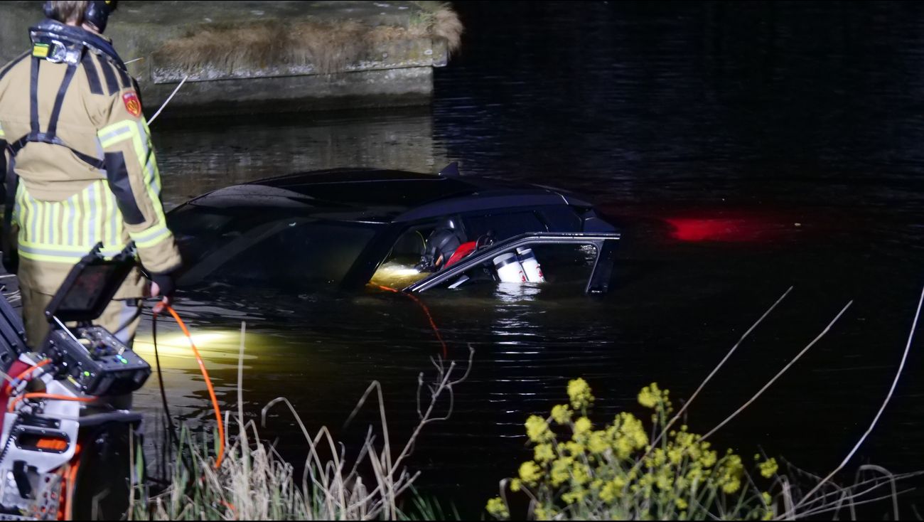 Nieuws - Auto rijdt het water in bij Kotterbosweg, bestuurder blijft ongedeerd