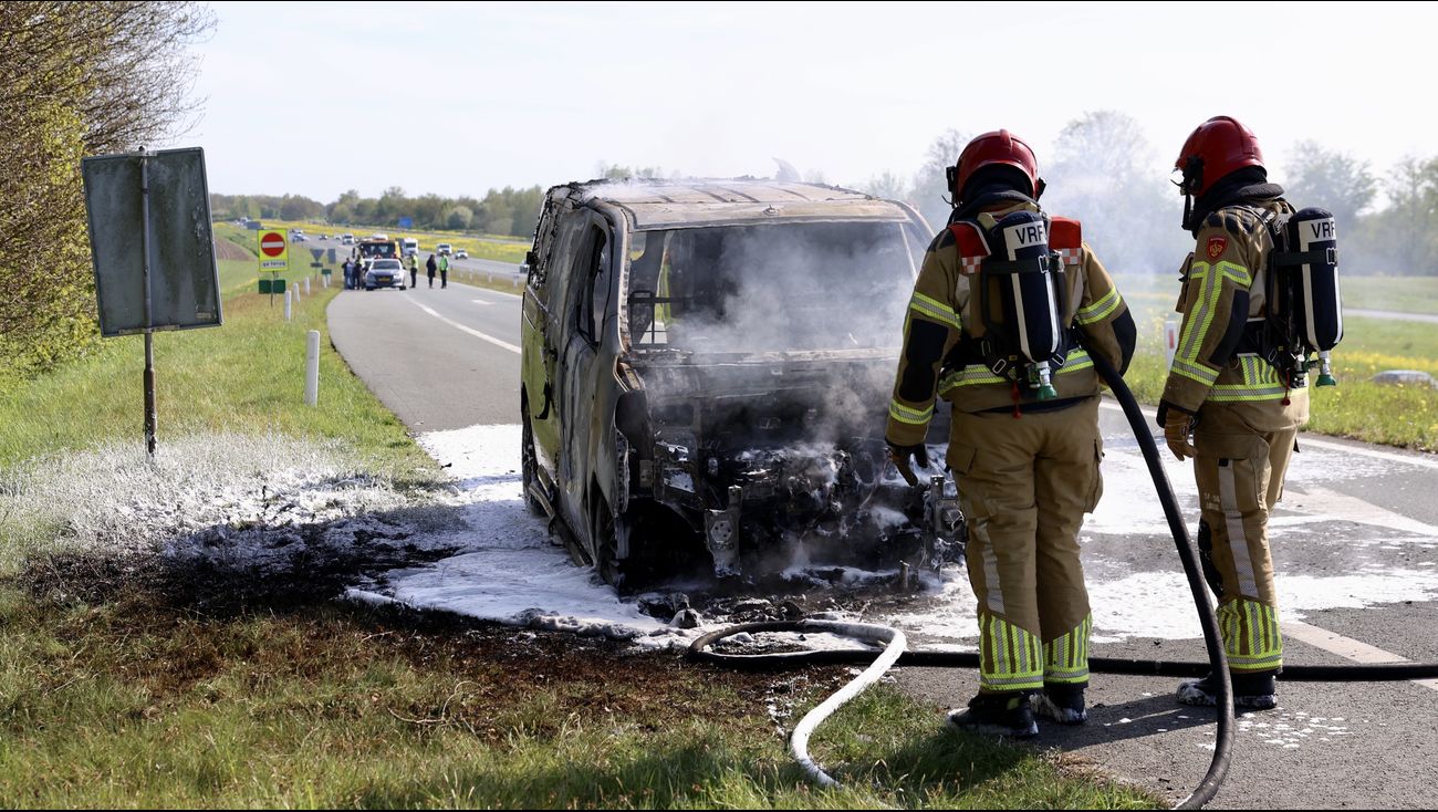 Nieuws - Bestelbus uitgebrand op afrit van A6, gezin komt met de schrik vrij