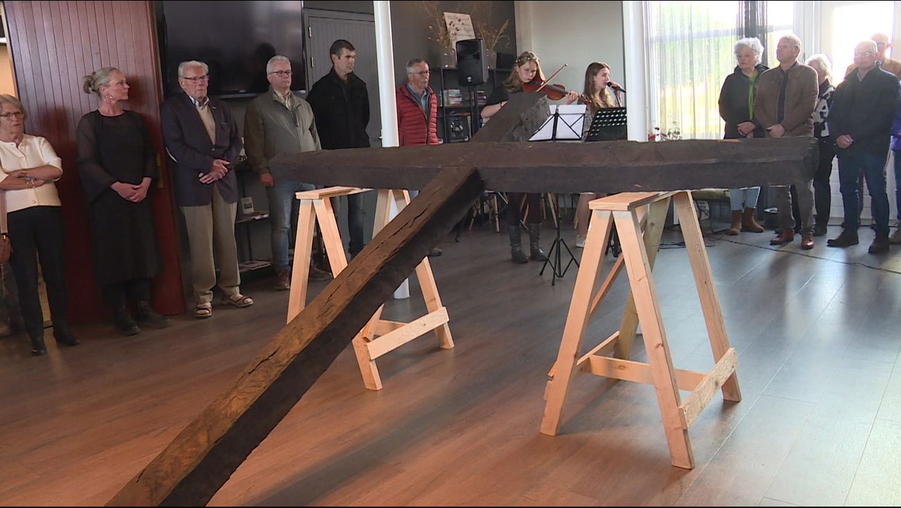 Nieuws - Processie in Tollebeek: houten kruis verhuist van katholieke naar protestantse kerk