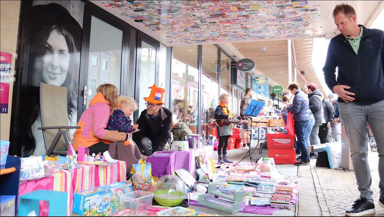 Nieuws - Van zandkastelen tot jeu de boules, zo vierde Flevoland Koningsdag