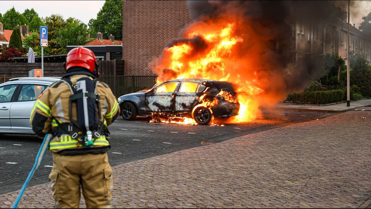Nieuws - Jongen (18) die in Emmeloord auto's in brand stak, krijgt jeugd-tbs