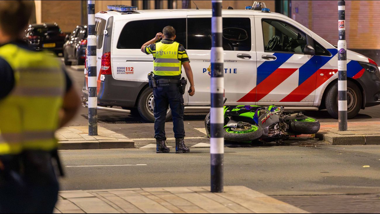 Nieuws - Motor tientallen meters weggeslingerd na stunt bestuurder