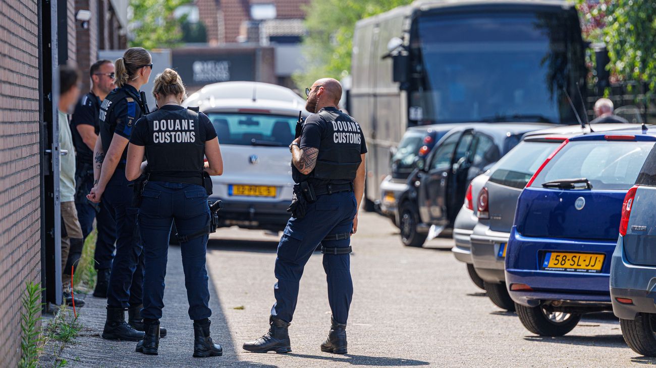Politie neemt meerdere airsoftwapens in beslag bij bedrijvencontrole Almere Haven